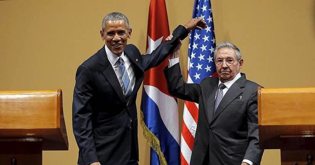 Барак Обама пытался похлопать Рауля Кастро по плечу
